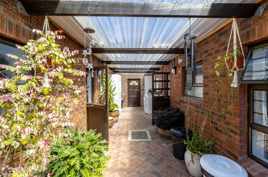 4 Bedroom Property for Sale in Kirstenhof Western Cape